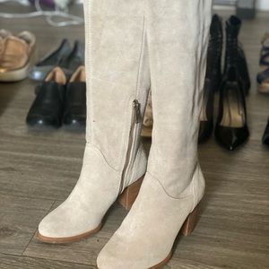 UGG suede boots. 4-5” heel. Cream or beige color. Never wear it, but has no tag.